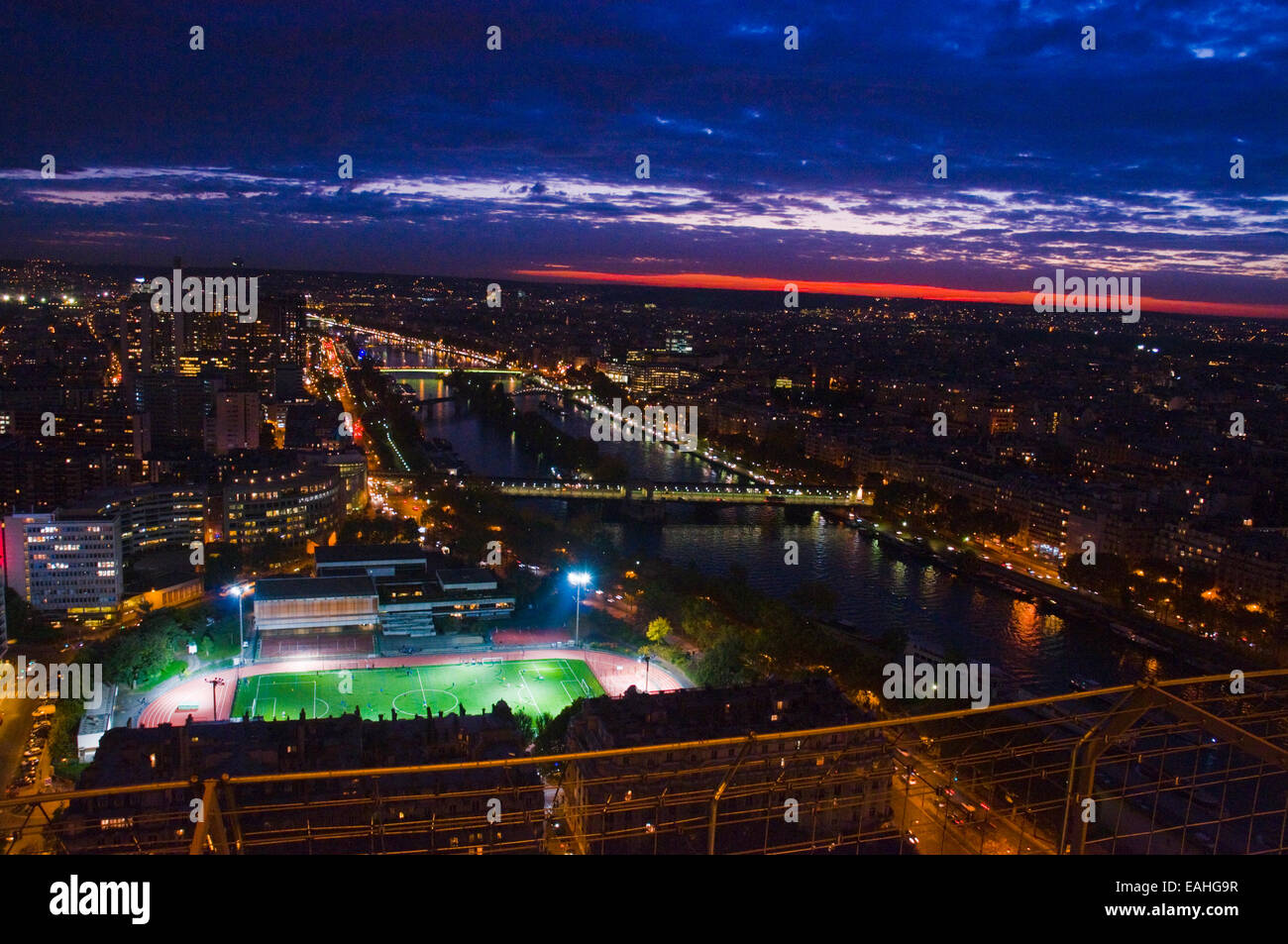 Le centre sportif Emile Anthoine au crépuscule, comme vu de la Tour Eiffel à Paris Banque D'Images