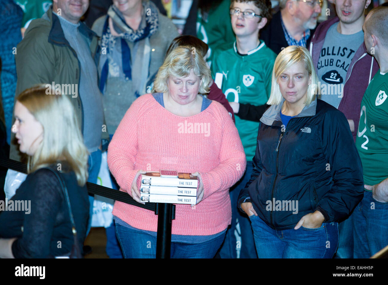 Belfast, en Irlande. 15 novembre, 2014. Janette Smith (C) qui d'attente de 7h à être en première ligne pour la signature si l'essai de Brian O'Driscoll. Son autobiographie. Le livre est plus qu'un livre de sports, il raconte sa propre histoire qui est honnête, granuleux et réfléchie : Crédit Bonzo/Alamy Live News Banque D'Images