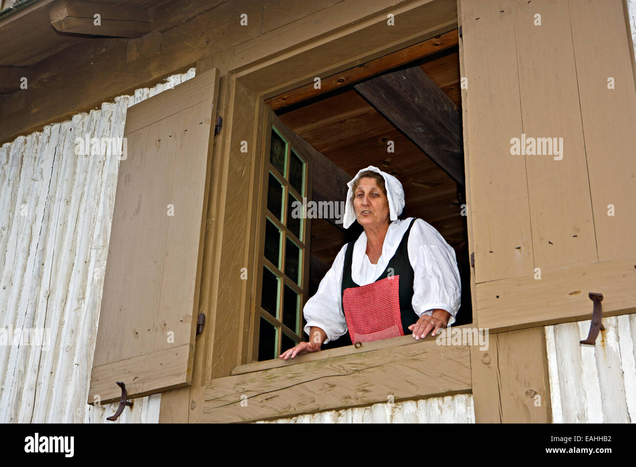 Une femme banters lors d'une punition publique d'un pêcheur pour avoir volé une bouteille de vin de la forteresse de Louisbourg, Louisbour Banque D'Images