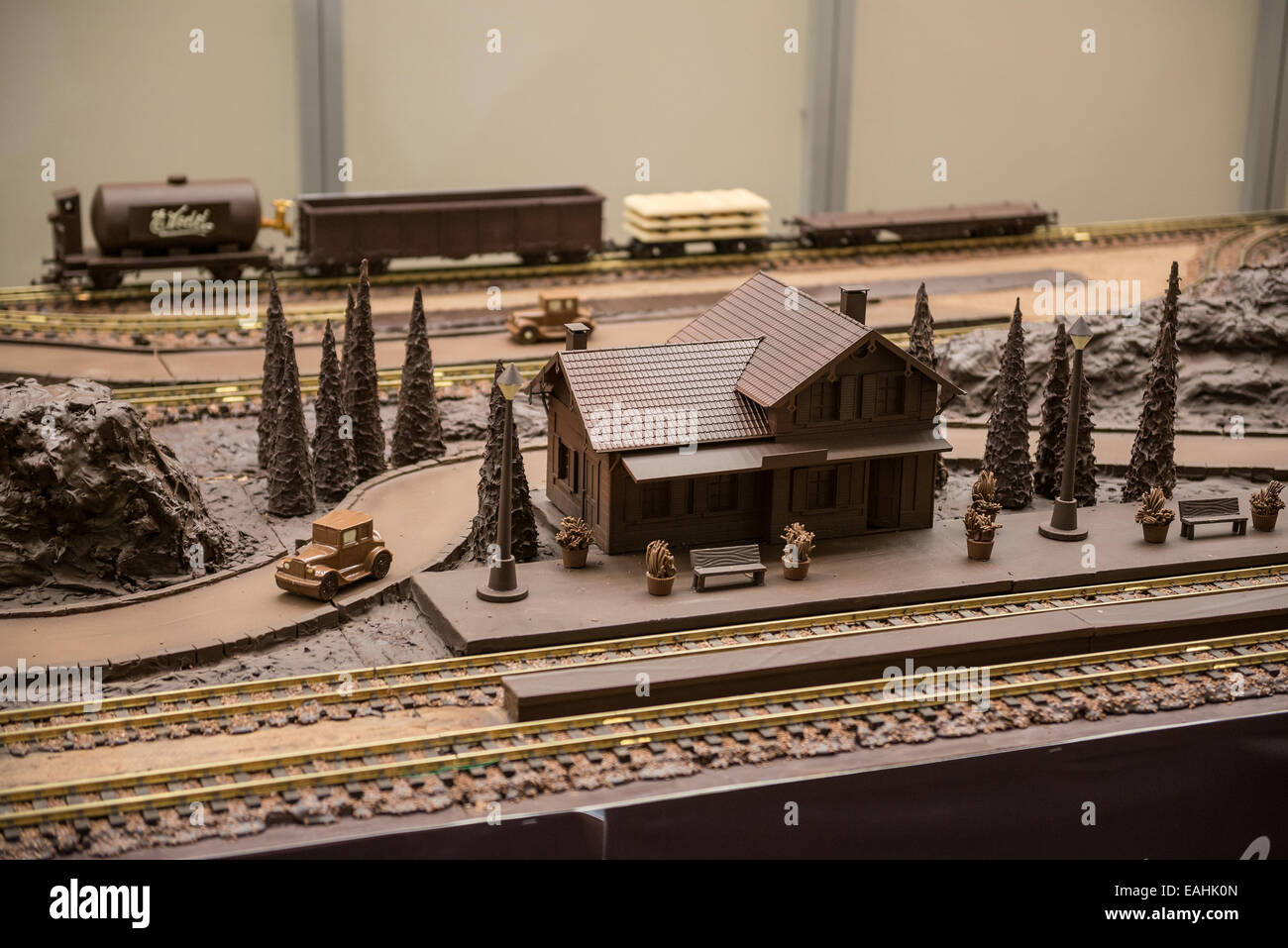 Varsovie, Pologne. 15 novembre, 2014. Un train de chocolat et du chemin de fer modèle fabriqué de 500 kg de chocolat confiserie polonaise société E. Wedel affichée sur un stand lors de l'International et des bonbons au chocolat Festival au Palais de la Culture et de la science à Varsovie, Pologne Crédit : kpzfoto/Alamy Live News Banque D'Images Varsovie, Pologne. 15 novembre, 2014. Un train de chocolat et du chemin de fer modèle fabriqué de 500 kg de chocolat confiserie polonaise société E. Wedel affichée sur un stand lors de l'International et des bonbons au chocolat Festival au Palais de la Culture et de la science à Varsovie, Pologne Crédit : kpzfoto/Alamy Live News Banque D'Images