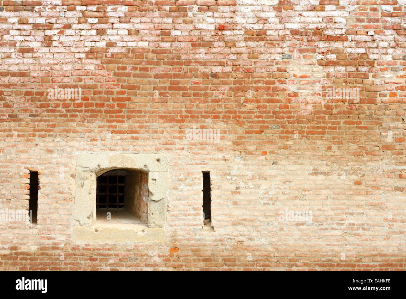 Fenêtre sur mur de brique ancienne, façade du vieux château Banque D'Images