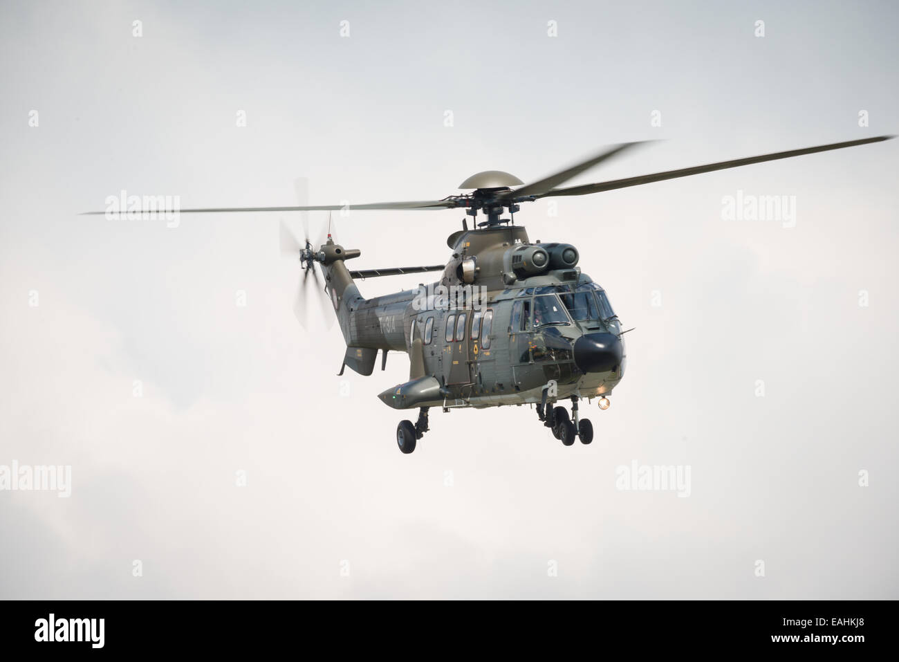 Fairford, UK - 12 juillet 2014 : Un Aérospatiale SA 330 Puma en vol et l'affichage au Royal International Air Tattoo. Banque D'Images