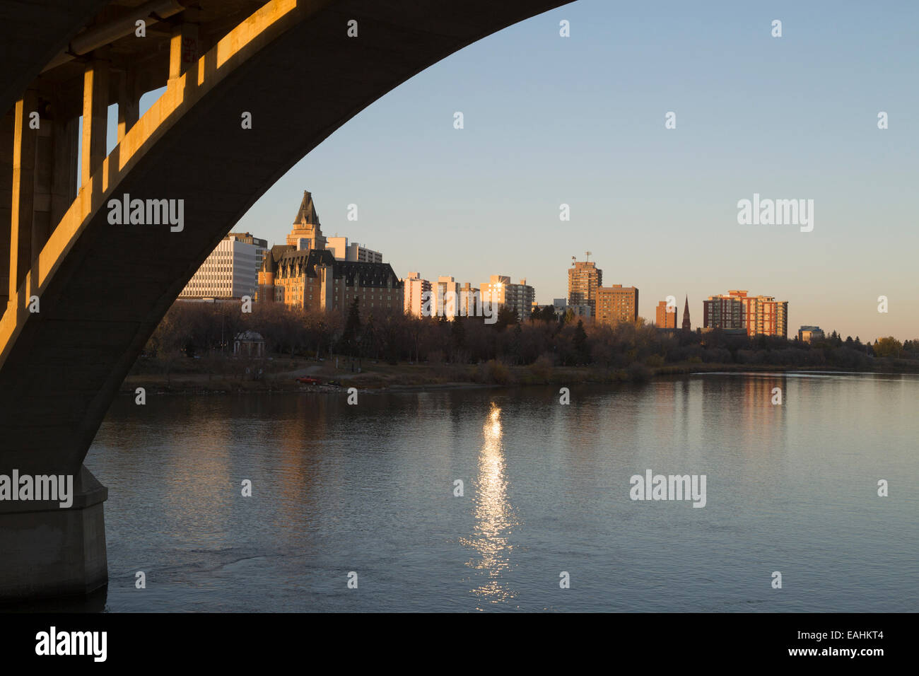 Pont Broadway avec toits de Saskatoon et de Bessborough Hotel Banque D'Images