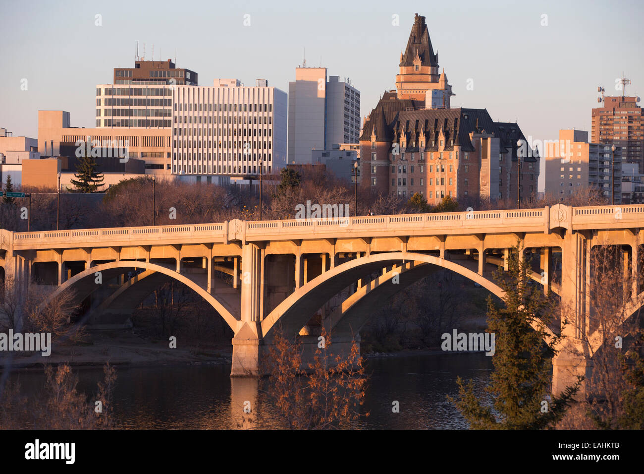 Pont Broadway avec Saskatoon skyline y compris l'hôtel Bessborough. Le pont a été construit en 1932 comme un projet de création d'emplois au cours de la grande dépression. Banque D'Images