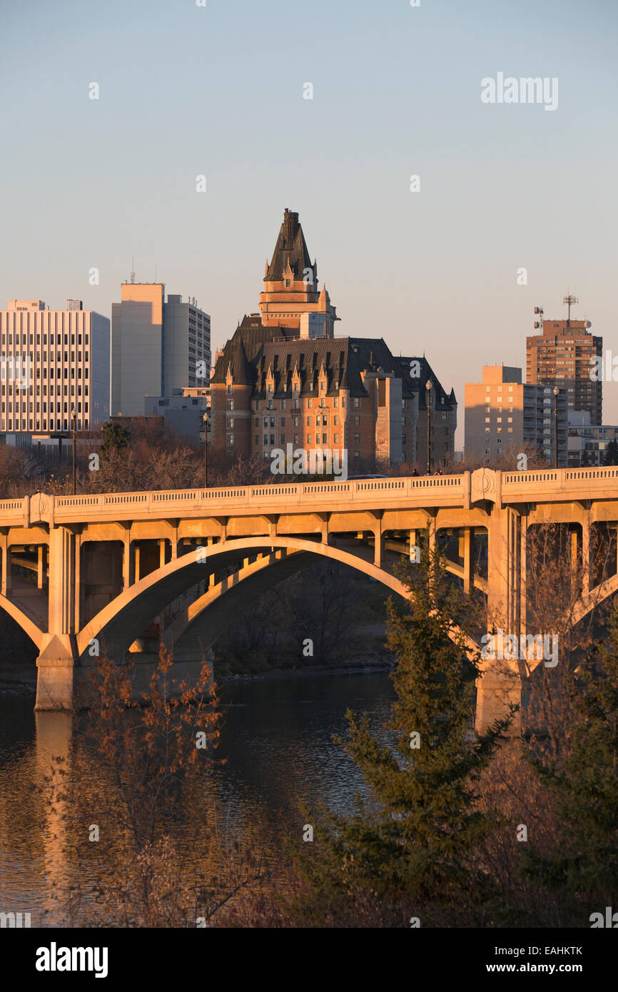 Pont Broadway avec Saskatoon skyline y compris l'hôtel Bessborough. Le pont a été construit en 1932 comme un projet de création d'emplois au cours de la grande dépression. Banque D'Images