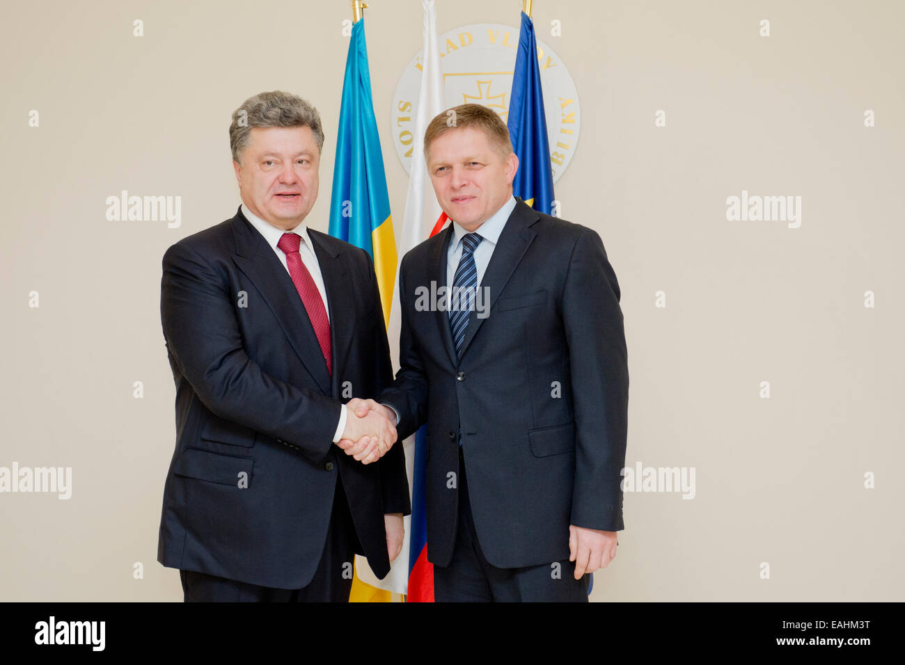 Bratislava, Slovaquie. 15 Nov, 2014. Le Premier ministre slovaque Robert Fico (R), serre la main avec le Président ukrainien Porochenko en visite à Bratislava, Slovaquie, 15 novembre 2014. Robert Fico a déclaré samedi que la Slovaquie est disposée à partager son expérience d'intégration de l'UE avec l'Ukraine pour aider l'Ukraine à rejoindre l'UE. © Michal Svitok/Xinhua/Alamy Live News Banque D'Images