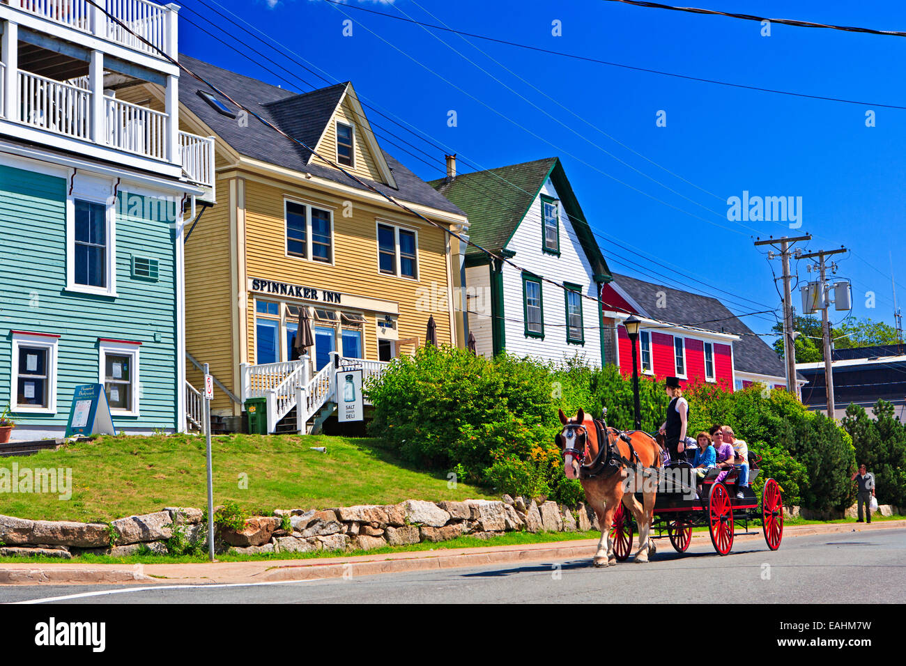 Cheval et une charrette des visites dans la ville de Lunenburg, UNESCO World Heritage Site, port de Lunenburg, Lighthouse Route, l'autoroute 3, en Banque D'Images