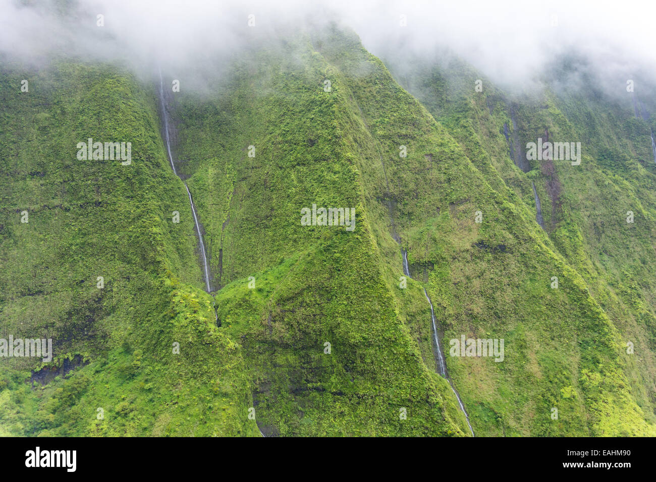 Cascades sur les falaises à Kauai Hawaii USA Banque D'Images