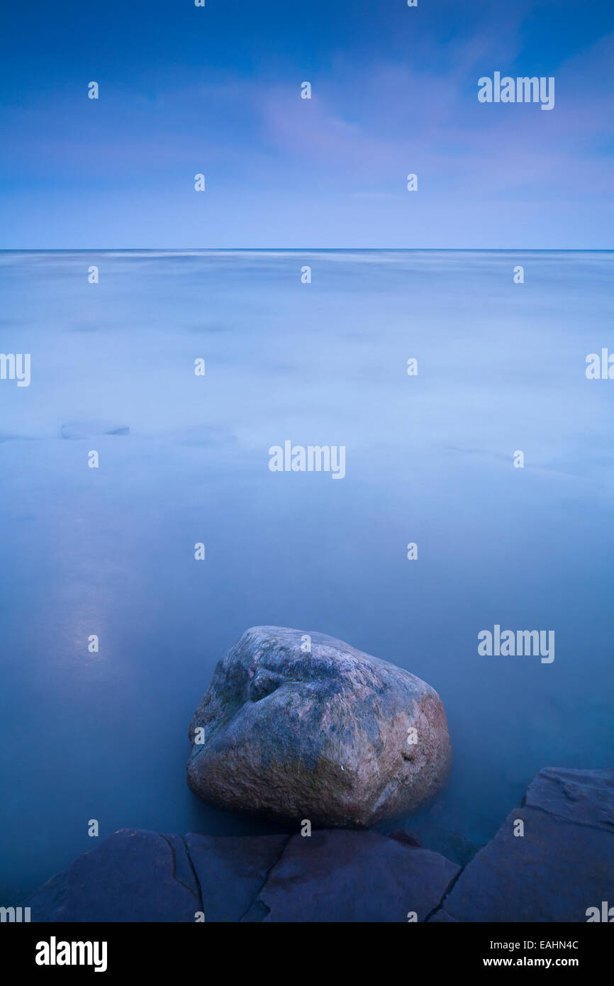 Une longue exposition au crépuscule du lac Ontario avec une dent de premier plan. Oakville, Ontario, Canada. Banque D'Images