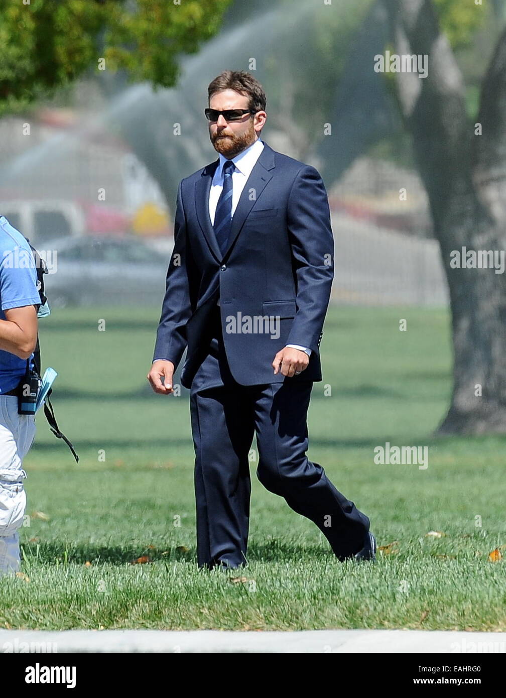 L'acteur Bradley Cooper met sur un costume pour une scène de funérailles pour son nouveau film "American Sniper" en tournage à Los Angeles. Bradley joue un rôle d'un marine à la retraite le joint avec la star Sienna Miller qui fumait d'une tempête au cours de pause à sa remorque et Banque D'Images