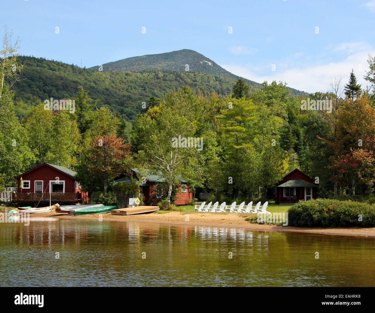 Cabines des canots et des chaises Adirondack blanc à Indian Lake State Park Adirondack Adirondack New York Etats-unis d'Amérique. Banque D'Images