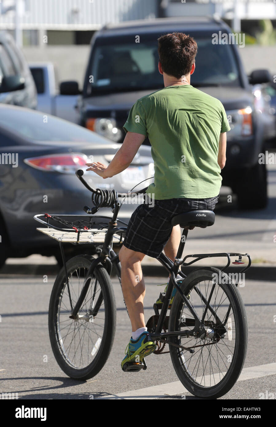 Stephen Moyer à vélo sur son design classique Electra Cruiser Custom 1 Pompe Vélo Mens à Santa Monica portant un T-shirt vert avec 'Je porte aucun paiement' logo représentant : Stephen Moyer Où : Los Angeles, California, United States Quand : 13 mai 2014 Banque D'Images