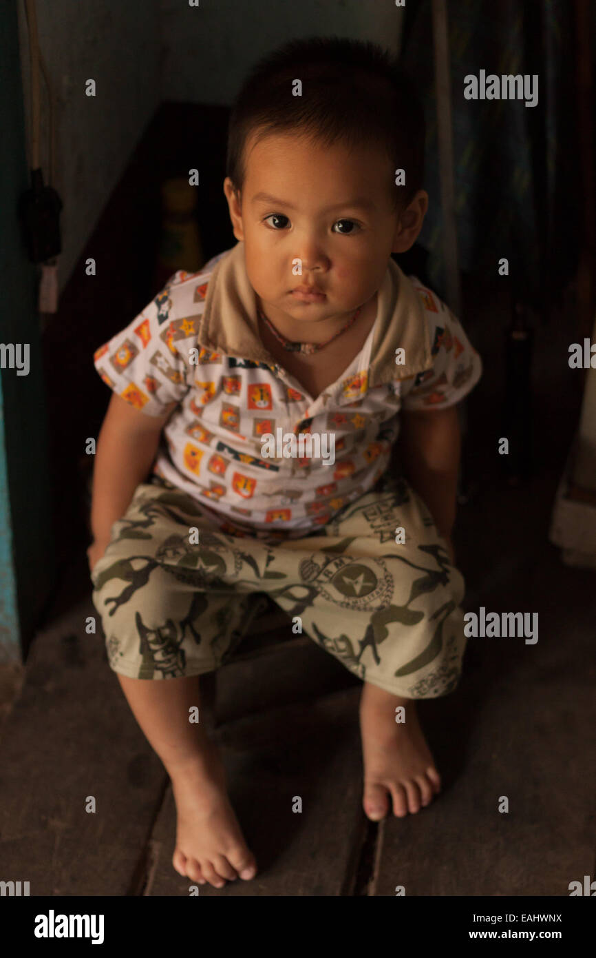 Un jeune enfant lao à Luang Prabang Banque D'Images