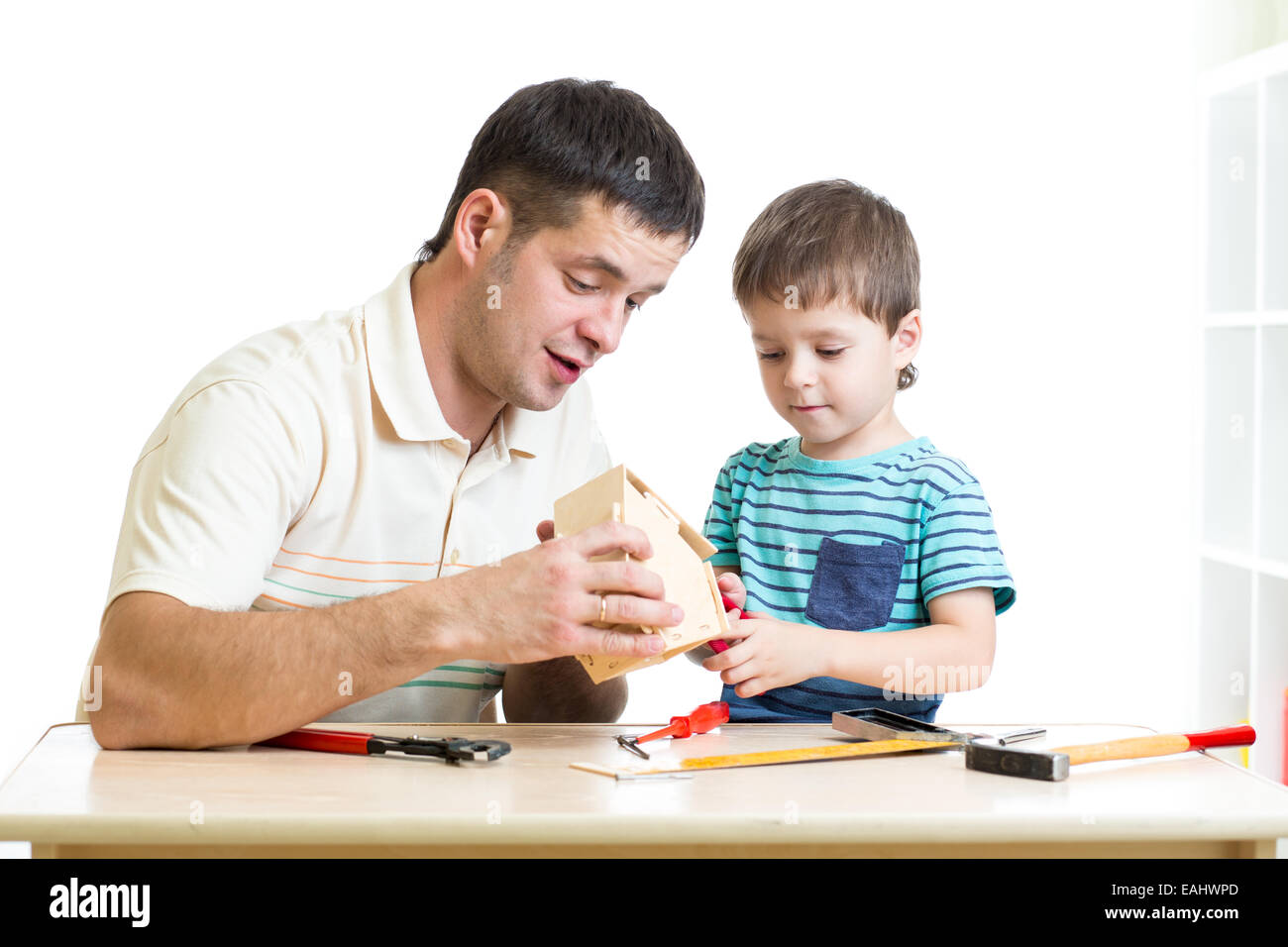 Père et fils travaillent avec les outils de construction pour enfants Banque D'Images