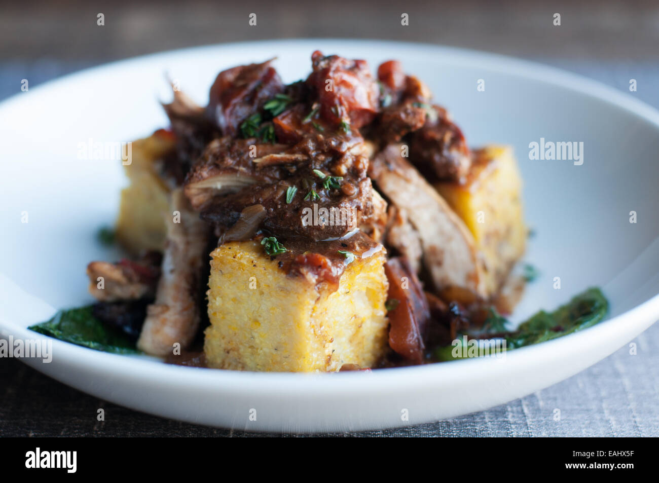 La polenta au poulet braisé aux légumes verts sautés de saison délicieux Banque D'Images