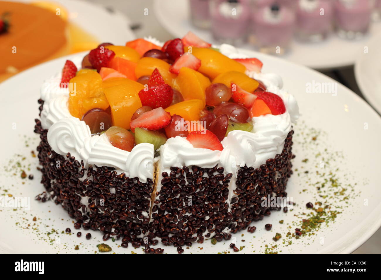 Flan de fruits frais à la crème gâteau on white Banque D'Images