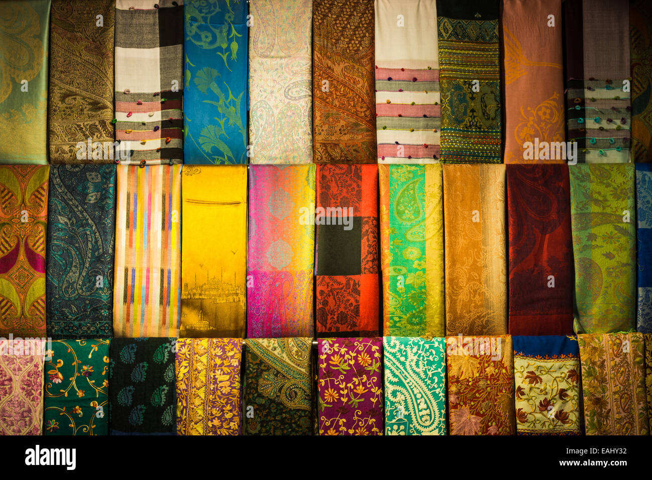 Silk scarves grand bazaar istanbul Banque de photographies et d'images à  haute résolution - Alamy