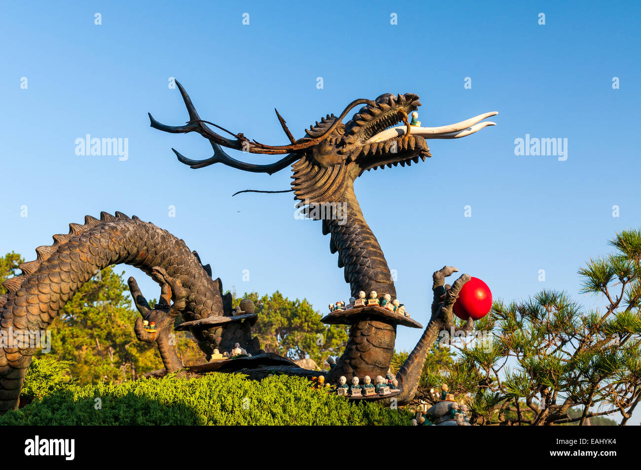 Statue d'un dragon à Haedong Yonggungsa Temple à Busan, Corée du Sud. Banque D'Images
