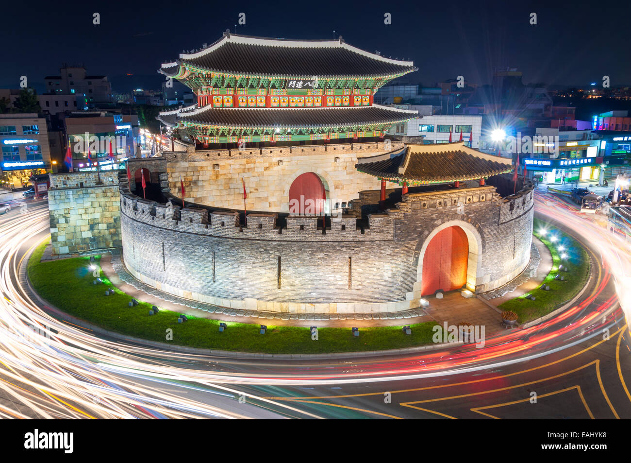 Le trafic de fin de nuit Porte Paldalmun brouille passé à Suwon, Corée du Sud. Banque D'Images