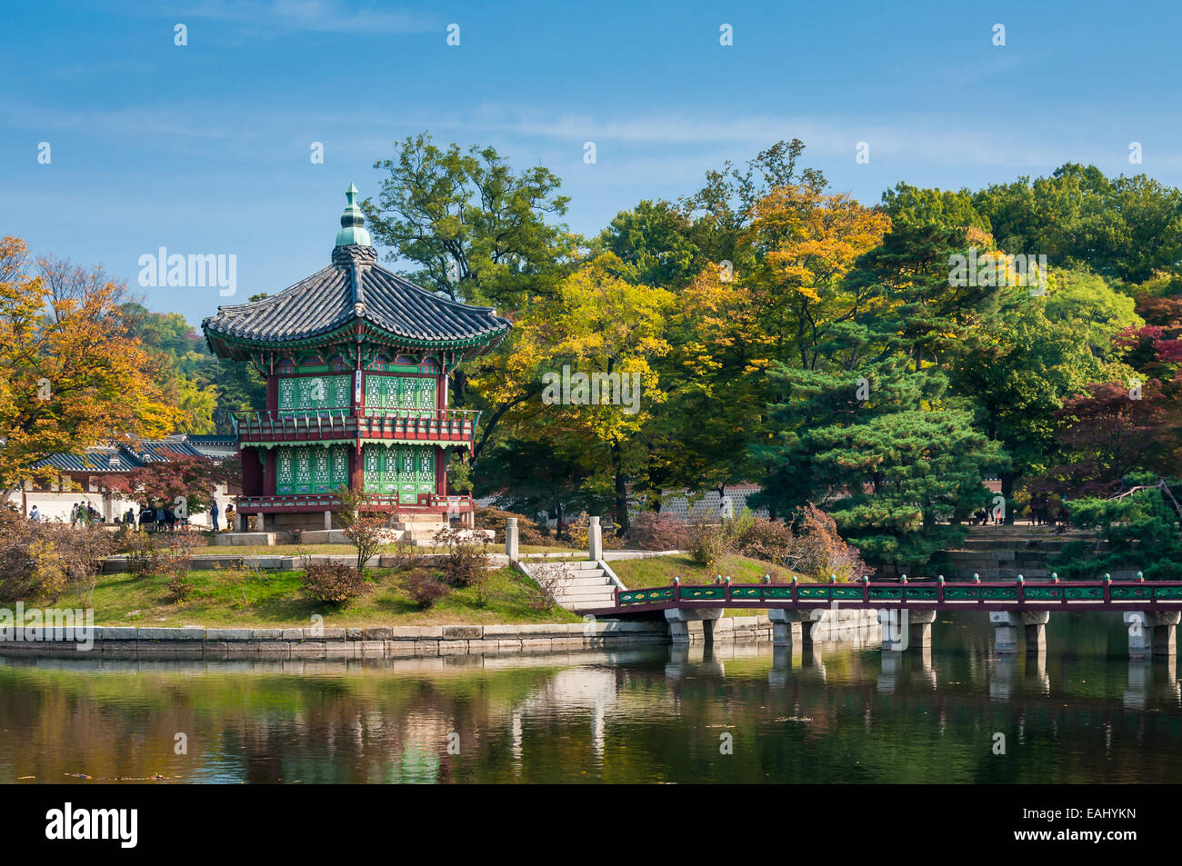 Hyangwonjeong Pavilion at Gyeongbokgung Palace à Séoul, Corée du Sud. Banque D'Images