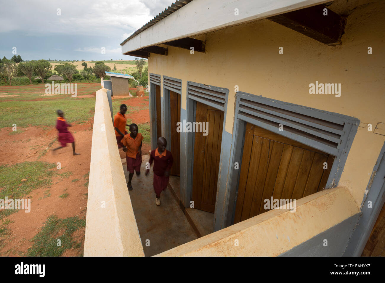 Les étudiants pressés de les salles lors d'une pause à l'école primaire en Kaptomologon Bukwo, Ouganda. Banque D'Images
