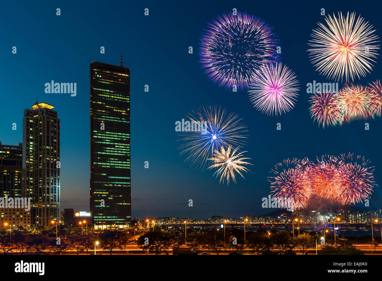 D'artifice sur la rivière Han exploser lors de l'examen annuel Séoul Fireworks Festival à Séoul, Corée du Sud. Banque D'Images
