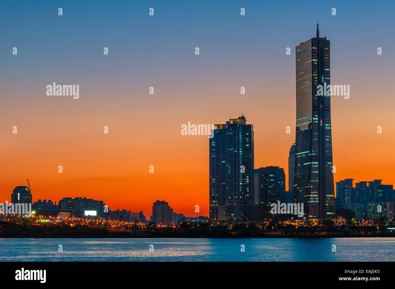 Le soleil se couche derrière les gratte-ciel de Séoul, Corée du Sud. Banque D'Images