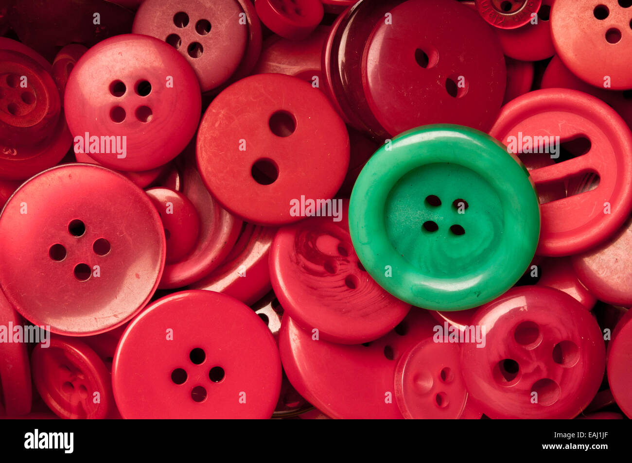 Bouton vert entre les boutons rouges Banque D'Images