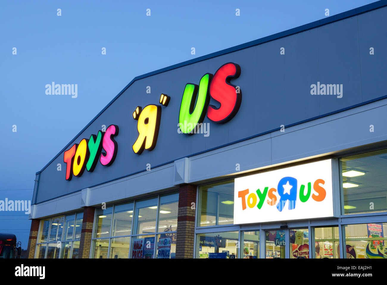 Toys R Us shop/la nuit Banque D'Images