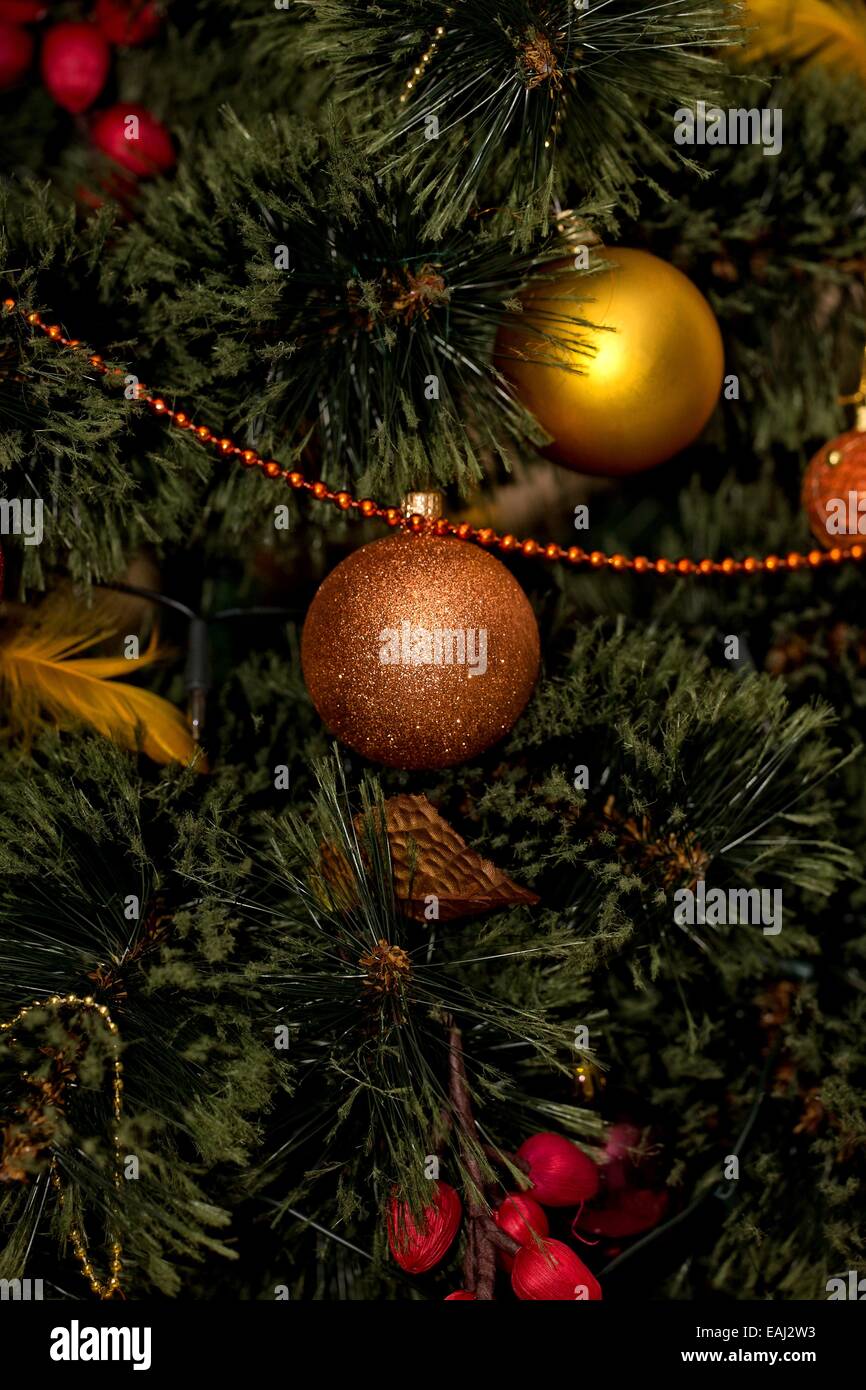 Boules de Noël sur l'arbre de Noël Banque D'Images