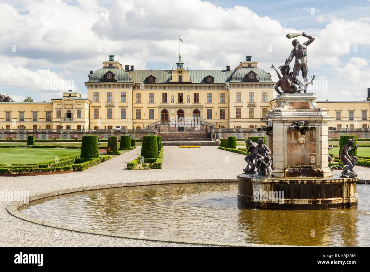 Vue de la fontaine d'Hercule et l'arrière du parc de Drottningholm, Stockholm, Suède Banque D'Images