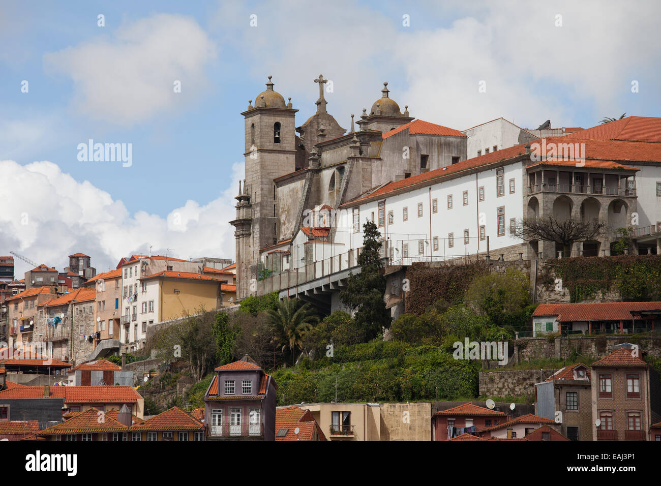 Igreja dos Grilos church au sommet d'une colline dans le centre historique de Porto au Portugal. Banque D'Images