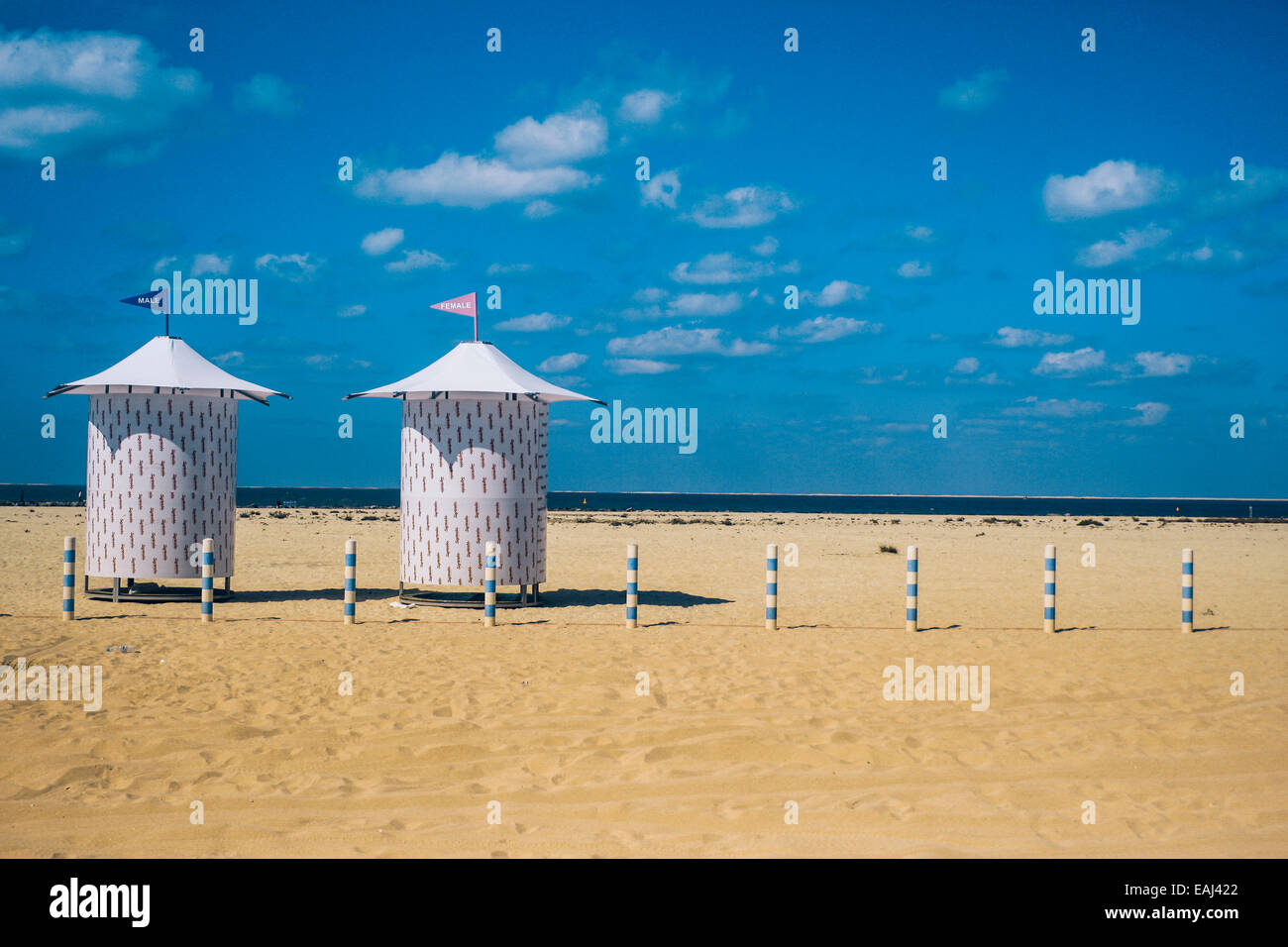 Stock photo - hommes femmes vestiaires plage dubaï Banque D'Images
