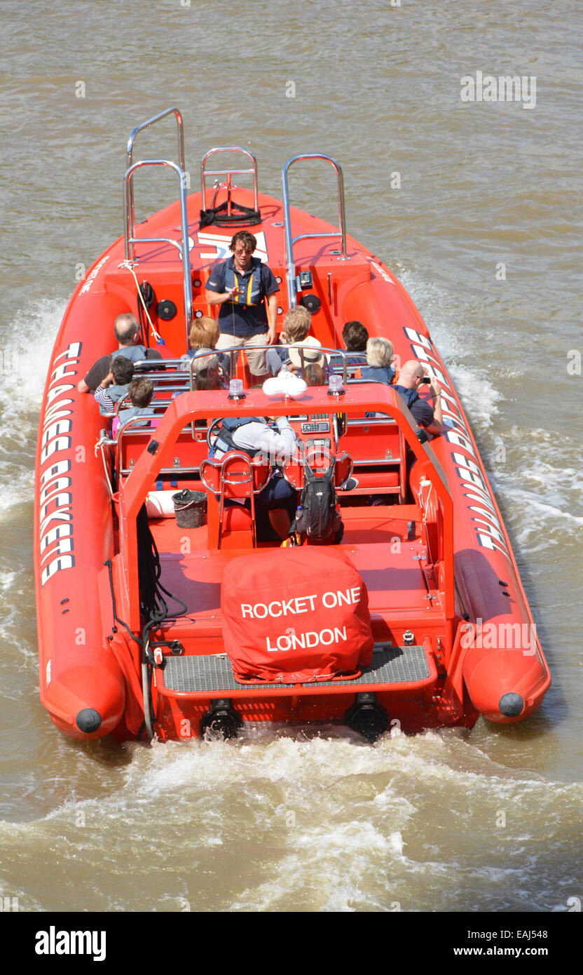 Passagers et de guide touristique à bord de fusées "Thames" visite guidée en bateau à grande vitesse dans le bassin de Londres Banque D'Images