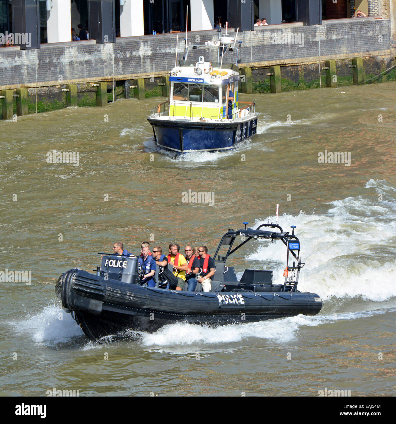 Metropolitan Police vitesse gonflable bateau avec bateau de patrouille classiques sur la Tamise Banque D'Images