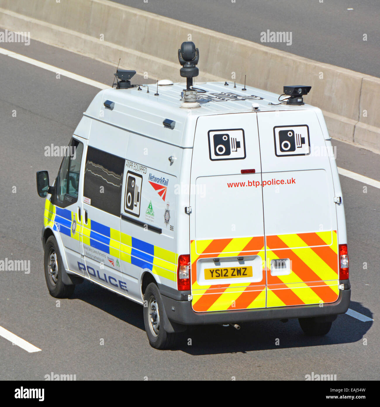 Fourgon de police British transport avec toit monté coincé sur l'équipement de caméra conduisant le long de la route orbitale de Londres sur la route autoroutière M25 Essex Angleterre Royaume-Uni Banque D'Images