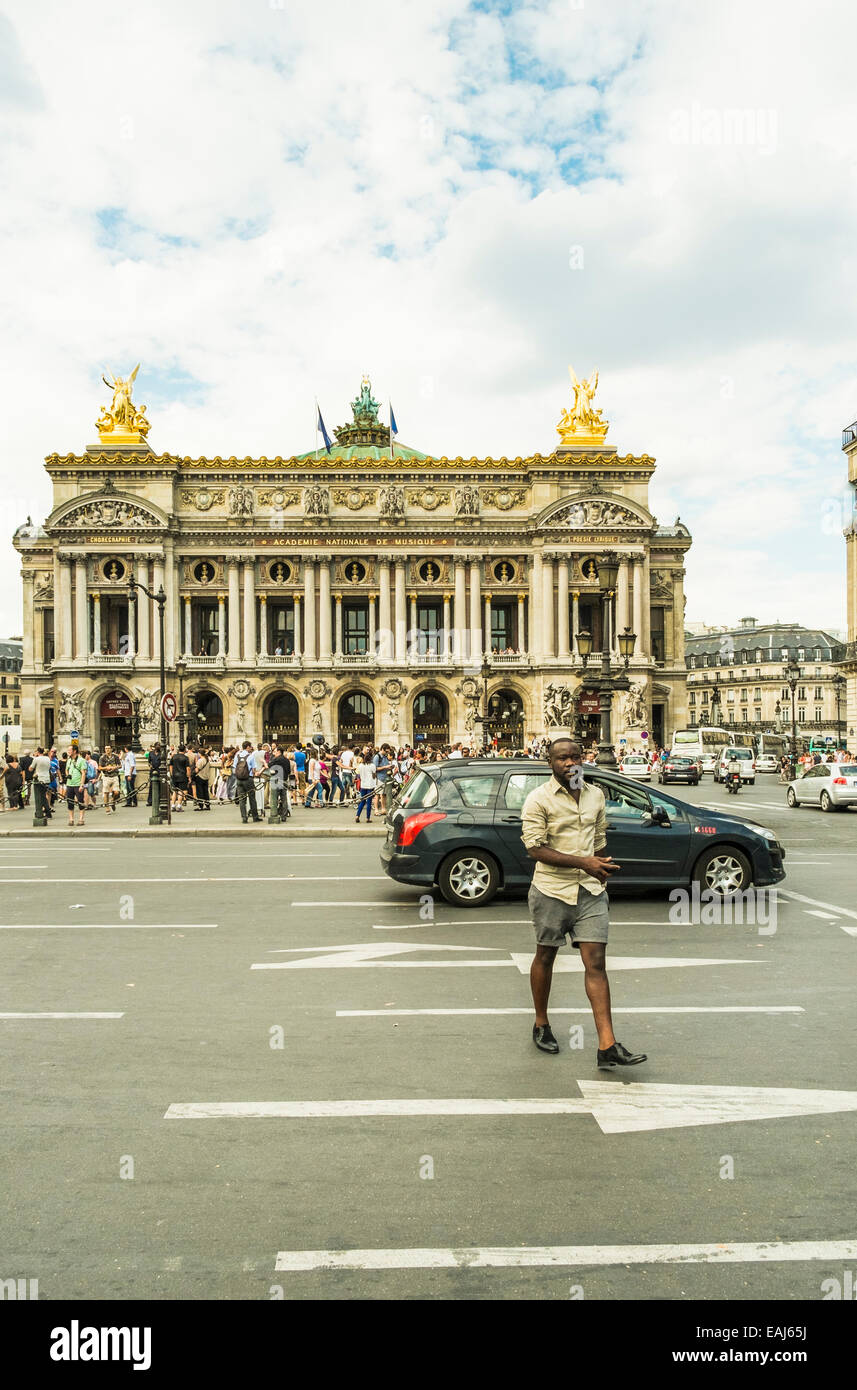 Personnes et de la circulation en face de l'Opéra de Paris, Opéra ou le palais Garnier, Paris, ile de france, france Banque D'Images