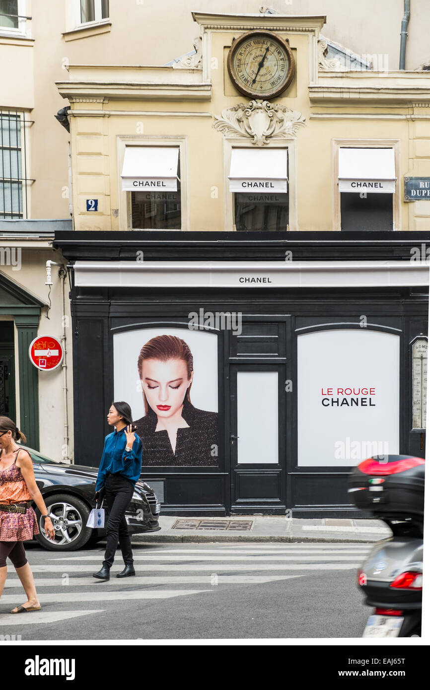 Passage pour piétons en face d'une boutique Chanel, Paris, ile de france, france Banque D'Images