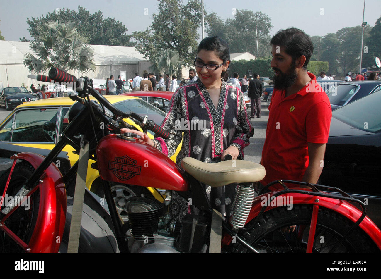 (141116) -- Lahore, 16 novembre 2014 (Xinhua) -- le peuple pakistanais visiter une exposition de voitures anciennes dans l'est de Lahore au Pakistan le 16 novembre 2014. (Xinhua/Sajjad)(hy) Banque D'Images