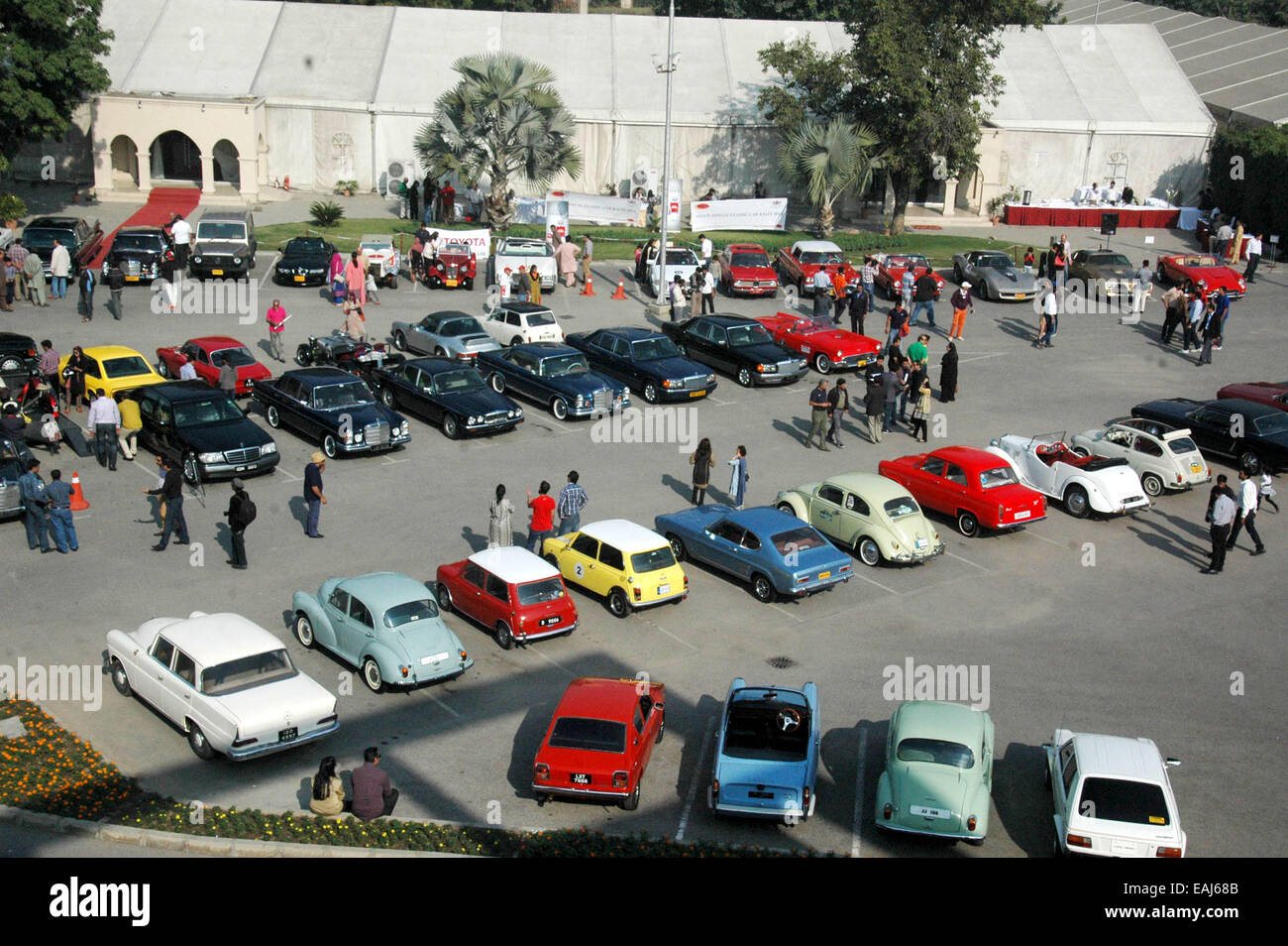 (141116) -- Lahore, 16 novembre 2014 (Xinhua) -- le peuple pakistanais visiter une exposition de voitures anciennes dans l'est de Lahore au Pakistan le 16 novembre 2014. (Xinhua/Sajjad)(hy) Banque D'Images