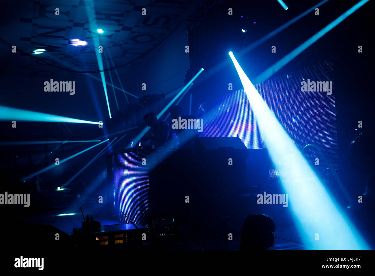 Copenhague, Danemark. Le 16 novembre, 2014. Lumière de Showtek sur scène lors de l'événement "vivant" de Copenhague ce samedi soir. Credit : OJPHOTOS/Alamy Live News Banque D'Images