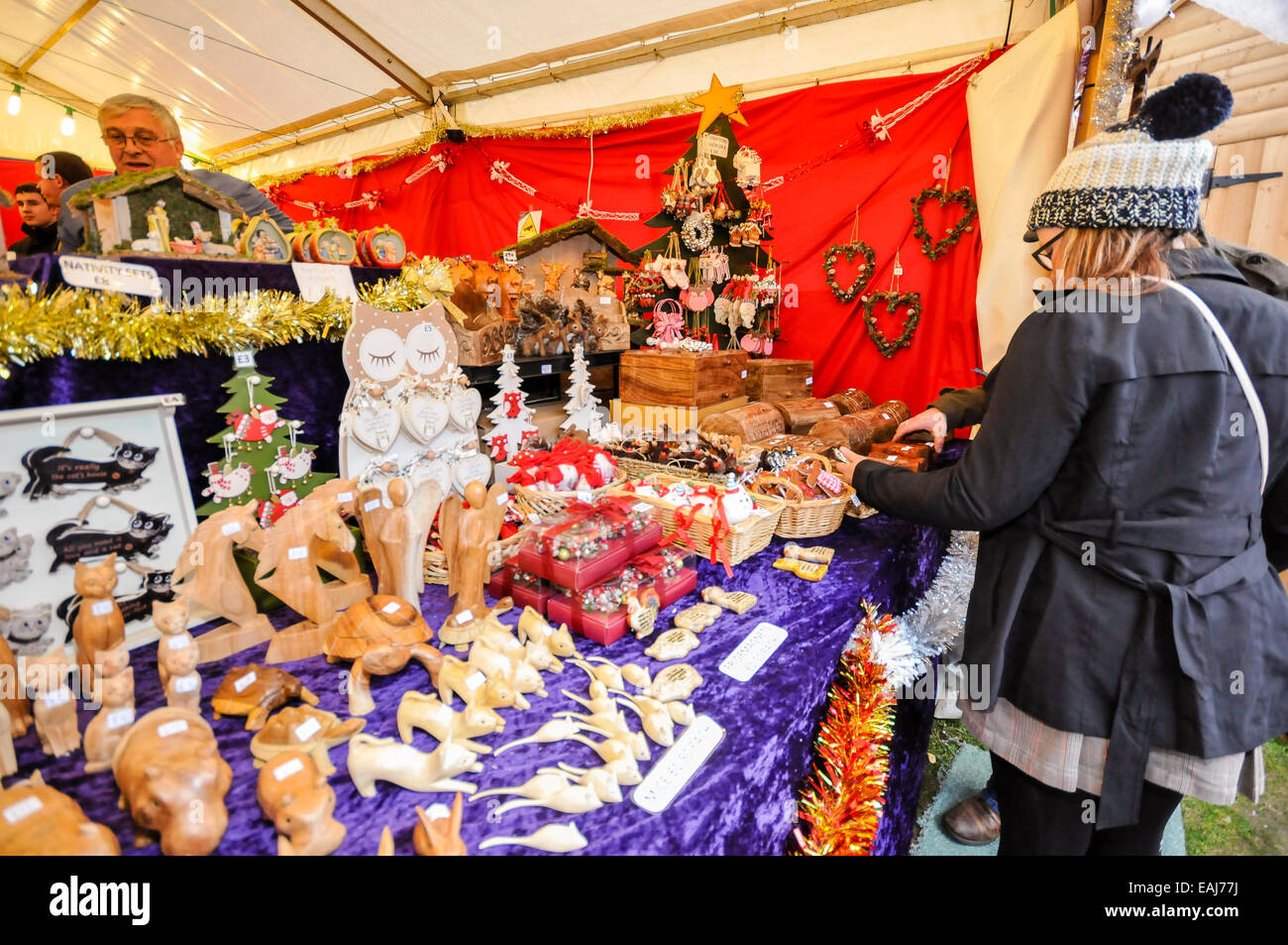 Belfast, Irlande Northerm. 15 novembre, 2014. Bijoux artisanaux en bois en vente comme le marché continental annuel s'ouvre dans les motifs de Belfast City Hall Crédit : Stephen Barnes/Alamy Live News Banque D'Images