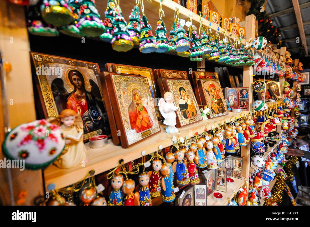 Belfast, Irlande Northerm. 15 novembre, 2014. Décorations et icônes religieuses en vente comme le marché continental annuel s'ouvre dans les motifs de Belfast City Hall Crédit : Stephen Barnes/Alamy Live News Banque D'Images