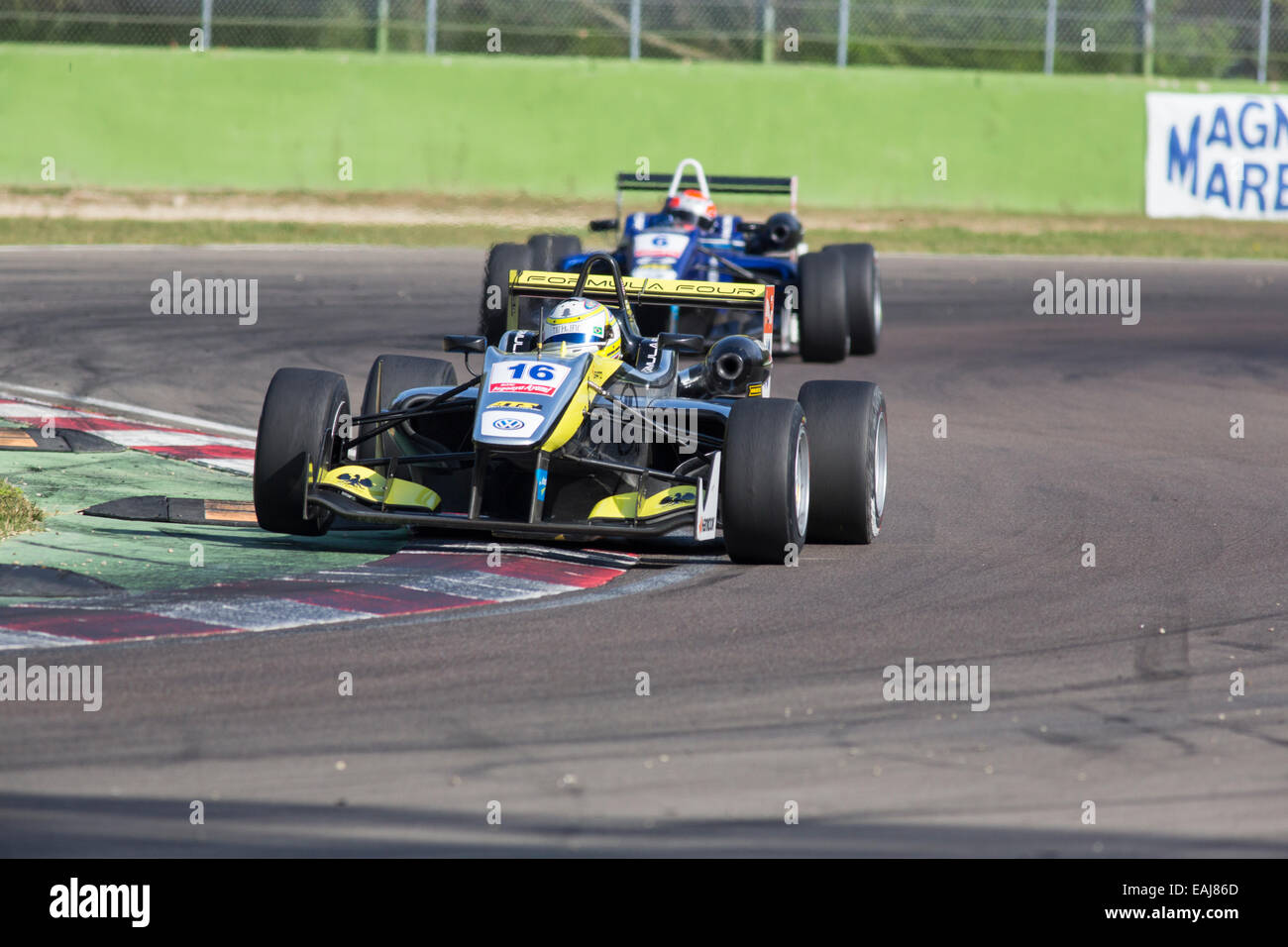 Imola, Italie - 11 octobre 2014 : Dallara F312 - Volkswagen de Van Amersfoort Racing Team, entraîné par Gustavo Menezes (USA) en action au cours de la FIA Formula 3 European Championship - course à Imola à Enzo et Dino Ferrari circuit au 11 octobre 2014, à Imola, Italie. (Photo de Mauro Dalla Pozza) Banque D'Images Imola, Italie - 11 octobre 2014 : Dallara F312 - Volkswagen de Van Amersfoort Racing Team, entraîné par Gustavo Menezes (USA) en action au cours de la FIA Formula 3 European Championship - course à Imola à Enzo et Dino Ferrari circuit au 11 octobre 2014, à Imola, Italie. (Photo de Mauro Dalla Pozza) Banque D'Images