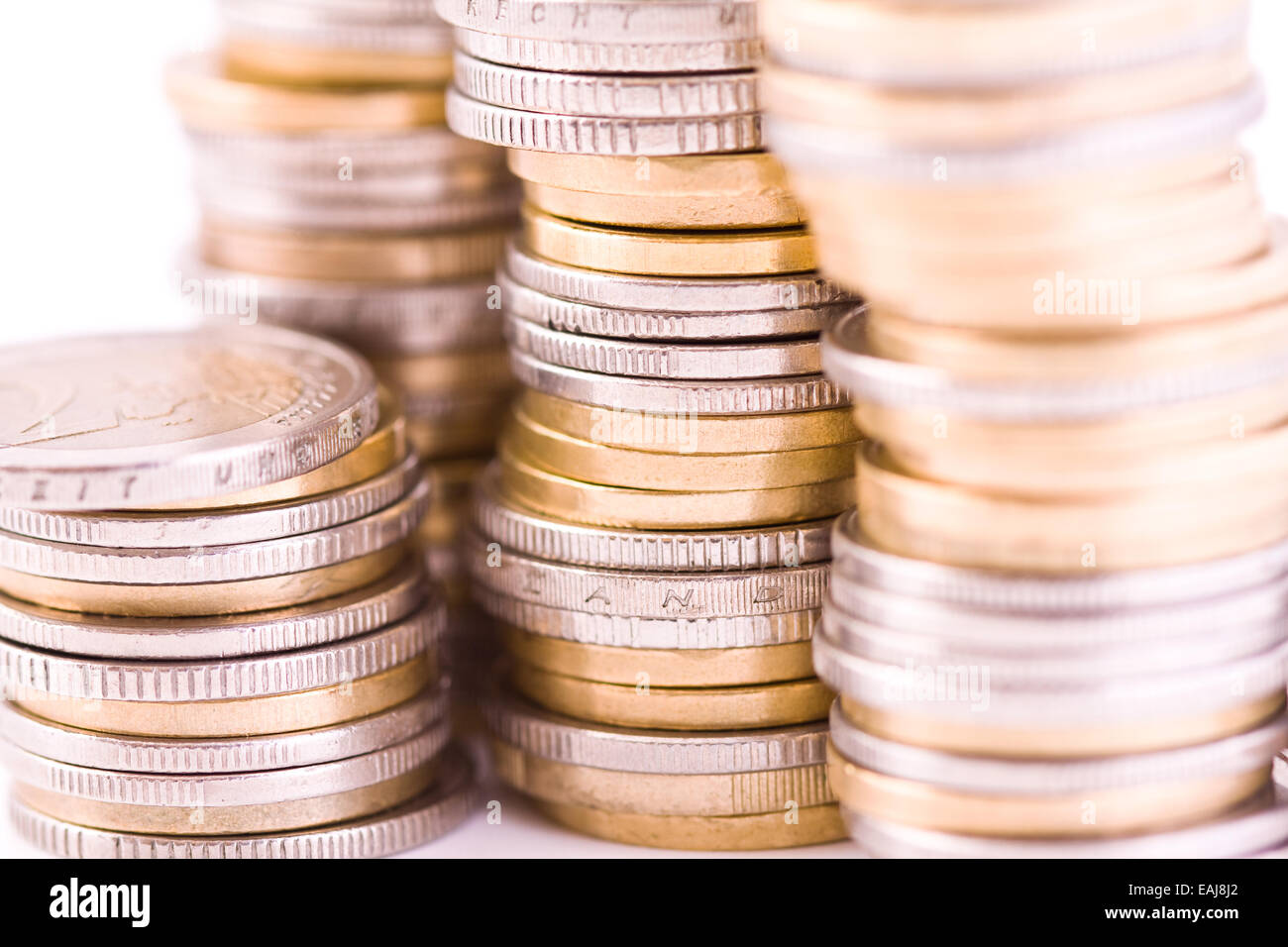 Des piles de pièces en euro isolé sur blanc, de l'argent libre Banque D'Images