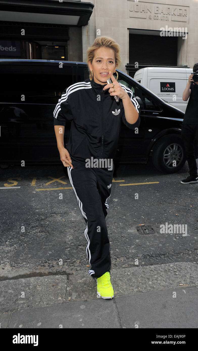Rita Ora en arrivant à une réunion portant un survêtement Adidas comprend :  Rita Ora Où : London, Royaume-Uni Quand : 14 mai 2014 Photo Stock - Alamy