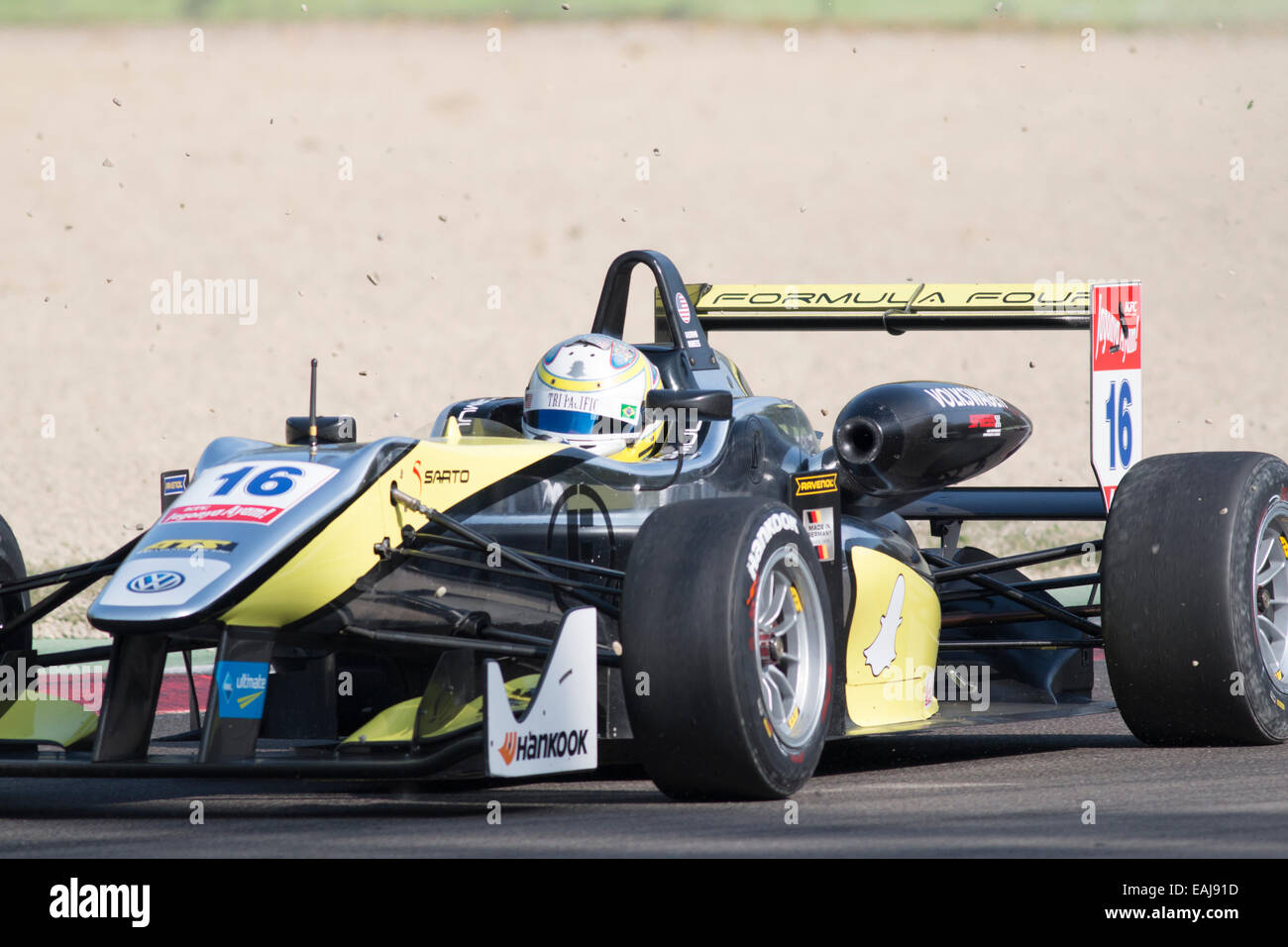 Imola, Italie - 11 octobre 2014 : Dallara F312 - Volkswagen de Van Amersfoort Racing Team, entraîné par Gustavo Menezes (USA) en action au cours de la FIA Formula 3 European Championship - course à Imola à Enzo et Dino Ferrari circuit au 11 octobre 2014, à Imola, Italie. (Photo de Mauro Dalla Pozza) Banque D'Images Imola, Italie - 11 octobre 2014 : Dallara F312 - Volkswagen de Van Amersfoort Racing Team, entraîné par Gustavo Menezes (USA) en action au cours de la FIA Formula 3 European Championship - course à Imola à Enzo et Dino Ferrari circuit au 11 octobre 2014, à Imola, Italie. (Photo de Mauro Dalla Pozza) Banque D'Images