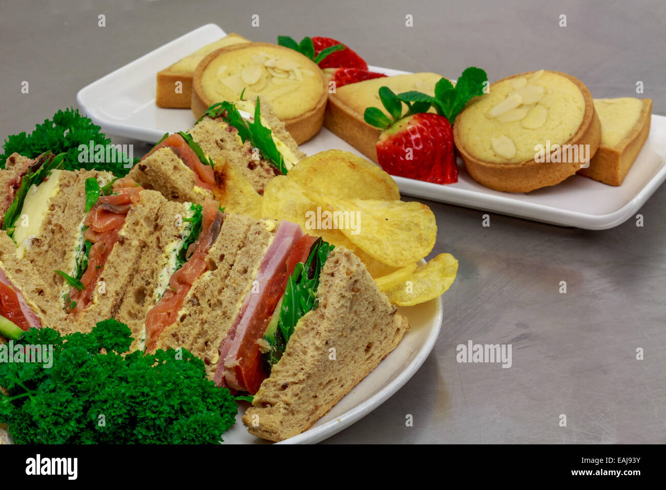 Déjeuner-buffet plaqué avec une sélection de sandwichs et de chips de fruits  bonbons cuits au four Photo Stock - Alamy