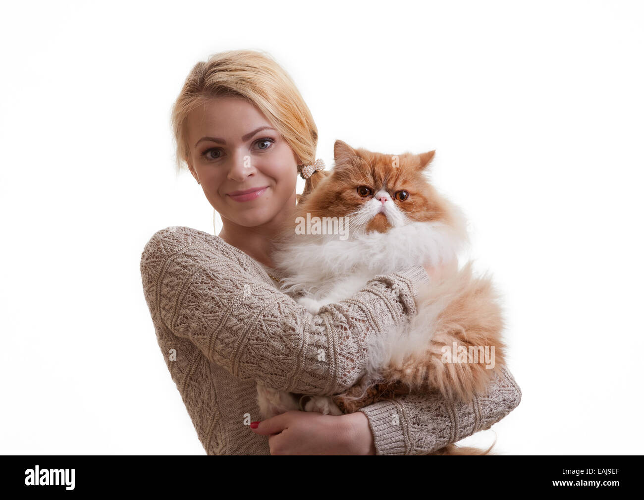 Девушка с котом на руках
