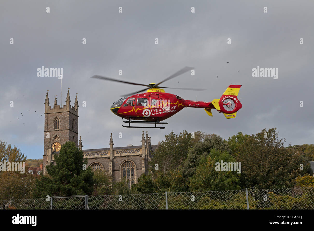 Great Western Air Ambulance décollant de Grove Park, Weston-super-Mare, Somerset, Angleterre Banque D'Images